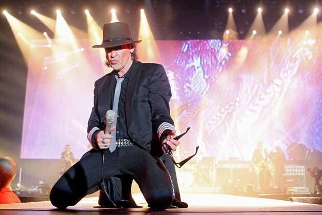 Sänger Udo Lindenberg ( GER ). Sänger Udo Lindenberg ( GER ) während eines Konzertes mit dem Panikorchester im Rahmen seiner Ich mach mein Ding. Tour 2012 am 25.03.2012 vor 10.000 Fans in der ausverkauften Arena Leipzig.