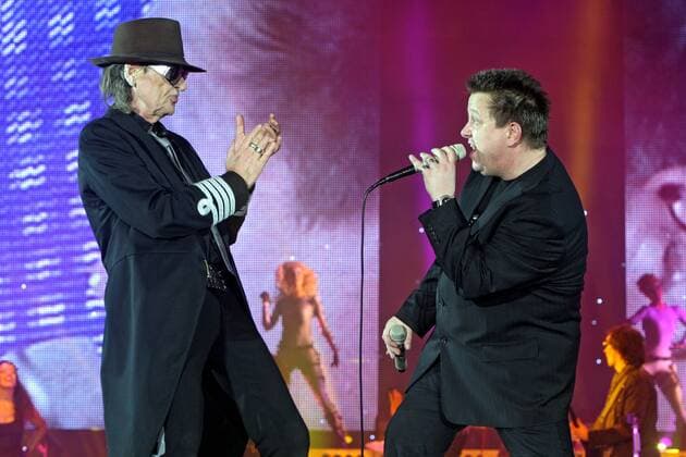 Sänger Udo Lindenberg und Sänger Sebastian Krumbiegel ( beide GER ). Sänger Udo Lindenberg und Sänger Sebastian Krumbiegel ( beide GER ) während eines Konzertes mit dem Panikorchester im Rahmen seiner Ich mach mein Ding. Tour 2012 am 25.03.2012 vor 10.000 Fans in der ausverkauften Arena Leipzig.