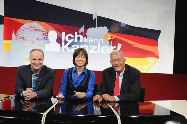 Die Jury Oliver Welke (l-r), Maybrit Illner, Michael Spreng posieren bei einem Fototermin zu der ZDF Talentshow Ich kann Kanzler! am 26.03.2012 in Hürth. In dieser Castingshow müssen Kanzler Kandidaten vor einer prominent besetzten Jury punkten.