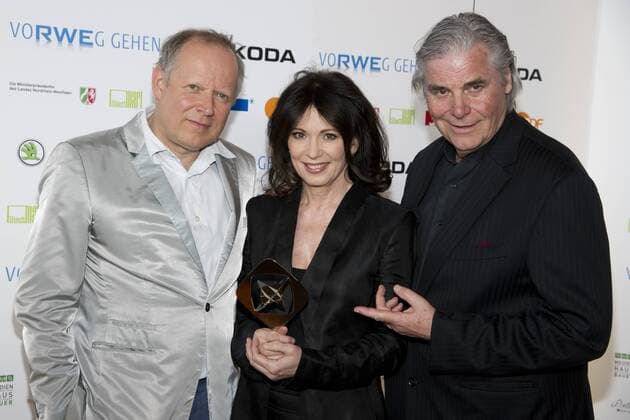 von links Schauspieler Axel MILBERG, Schauspielerin Iris BERBEN, Schauspieler Peter SIMONISCHEK, Preisträger, präsentieren ihren Preis, 48. Verleihung des Adolf-Grimme-Preises Adolf-Grimme-Preis Grimmepreis in Marl,01.04.2011. Â