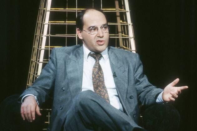 Gregor Gysi bei Explosiv - Der heiße Stuhl 11 90 pp Mann Politik PDS Recht Jura Halbglatze seriös Brille quer halb sitzend heißer Stuhl sprechend gestikulierend