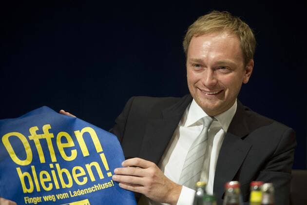 Der Spitzenkandidat Christian LINDNER (rechts) praesentiert eine Tragetasche mit dem Schriftzug Offen bleiben , Landeswahlversammlung zur Landtagswahl und Ausserordentlicher Landesparteitag der NRW-FDP, FDP in der Mercatorhalle Duisburg