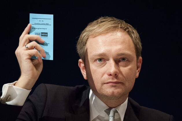 Der Spitzenkandidat Christian LINDNER hebt seine Stimmkarte, Landeswahlversammlung zur Landtagswahl und Ausserordentlicher Landesparteitag der NRW-FDP, FDP in der Mercatorhalle Duisburg