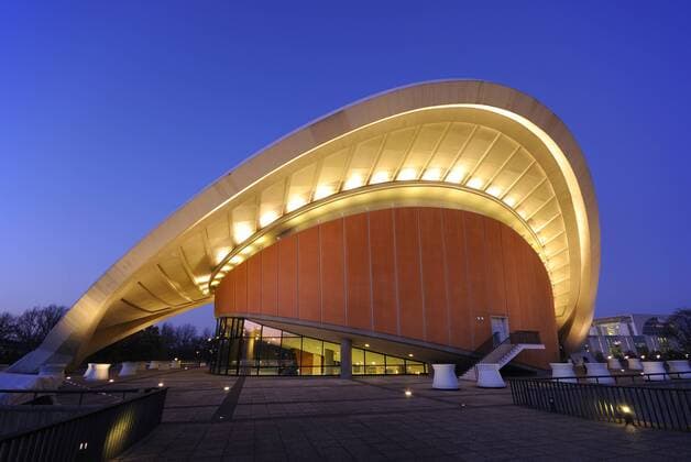Haus der Kulturen der Welt, HKW, HdKdW, ehemals Berliner Kongresshalle, genannt Schwangere Auster , erbaut anlässlich der Internationalen Bauausstellung Interbau 1957, Berlin Tiergarten, Berlin, Deutschland, Europa ibljhx02200412
