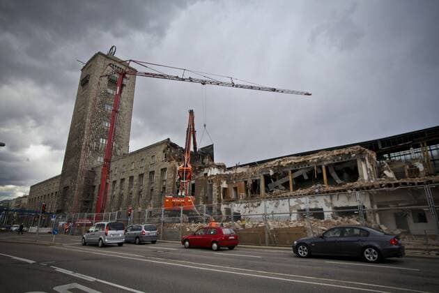 Die Abrissarbeiten am Südflügel werden nach der Unterbrechung durch die Beschädigung des Daches jetzt fortgeführt. Abriss Bahnhof