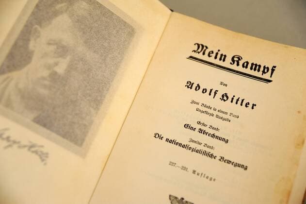 Deutschland, Bonn, 12.04.2012 Mein Kampf ist eine politisch-ideologische Programmschrift Adolf Hitlers. Sie erschien in zwei Teilen. Der erste Band entstand in Hitlers Haftzeit 1924 und wurde erstmals 1925, der zweite 1926 veröffentlicht. Foto: Auflage 227-231 von 1937, erschienen im Zentralverlag der NSDAP, München. Germany, Bonn, 04.12.2012 My struggle is a political-ideological program written by Adolf Hitler. She appeared in two parts. The first volume was in Hitler s time in prison in 1924 and was the first time in 1925, the second published in 1926. Photo: 227-231 of 1937 edition, published by Central Publishing House of the NSDAP in Munich. ADOLF HITLER ADOLF HITLER