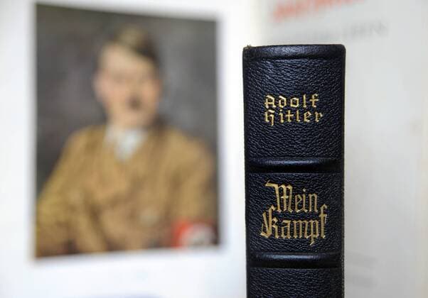 Deutschland, Bonn, 12.04.2012 Mein Kampf ist eine politisch-ideologische Programmschrift Adolf Hitlers. Sie erschien in zwei Teilen. Der erste Band entstand in Hitlers Haftzeit 1924 und wurde erstmals 1925, der zweite 1926 veröffentlicht. Foto: Auflage 227-231 von 1937, erschienen im Zentralverlag der NSDAP, München. Germany, Bonn, 04.12.2012 My struggle is a political-ideological program written by Adolf Hitler. She appeared in two parts. The first volume was in Hitler s time in prison in 1924 and was the first time in 1925, the second published in 1926. Photo: 227-231 of 1937 edition, published by Central Publishing House of the NSDAP in Munich. ADOLF HITLER ADOLF HITLER