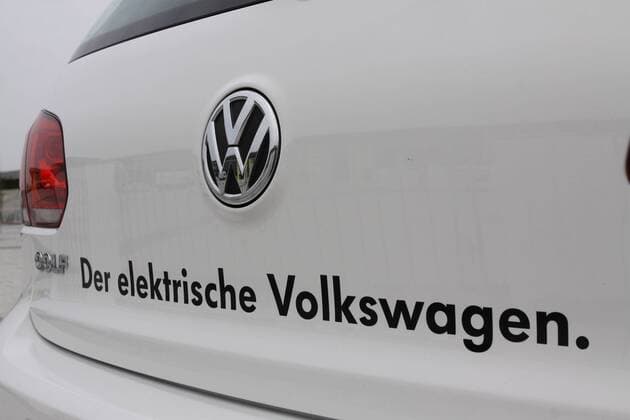 Schriftzug Der elektrische Volkswagen am Heck des VW Golf blue-e-motion Elektroauto Prototyp. auto motor und sport (ams) i-Mobility 2012 (12. - 15.04.2012), Ausstellung für intelligente Mobilität, Frühjahrsmessen Stuttgart, Messe Stuttgart, Stuttgart (D)