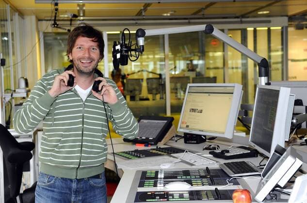 Der Moderator Thorsten Schorn präsentiert am 19.04.2012 das neue 1Live Hörfunkstudio in Köln - 1live , der Sender der das junge Publikum des WDR anspricht, ist mit 3,58 Mio Zuhörer täglich eine der erfolgreichsten Radiomarken in Europa