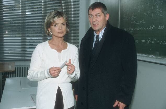 Uschi Glas mit Heinz Hoenig in: Sylvia - Eine Klasse für sich (SAT.1) 04 98 kück Schauspiel TV Fernsehen Serie Szene Schule Zimmer Tafel halb quer stehend neutral leger