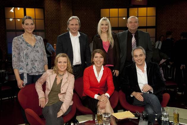 Hintere Reihe von links: Schauspielerin Tanja Wedhorn Markus Stenz, Generalmusikdirektor der Stadt Köln, Vordere Reihe von links: Komikerin Mirja Boes, Moderatorin Bettina BOETTINGER, Böttinger, Koch Christian Rach. zu Gast in der Sendung Kölner Treff im WDR Fernsehen, 20.04.2012.