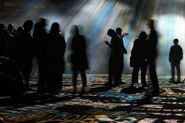 Campus der Johann Wolfgang von Goethe Universität anlässlich der Luminale 2012. Künstler Philipp Geist schuf hier seine Lichtinstallation TIME DRIFTS mit Thema Zeit und Raum. Der große Besucherandrang zeugt vom Erfolg der künstlerischen Installation