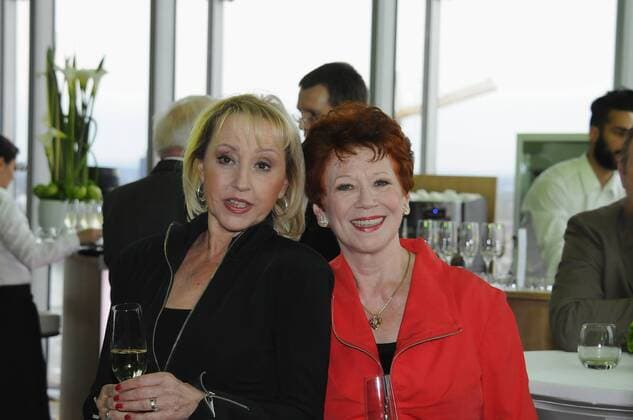 Hildegard und Lotti Krekel posieren am 26.04.2012 beim WDR-Treff in Köln. Der Fernsehsender lädt traditionell Persönlichkeiten aus Politik, Kultur, Sport, Wirtschaft und Gesellschaft zum WDR-Treff ein.