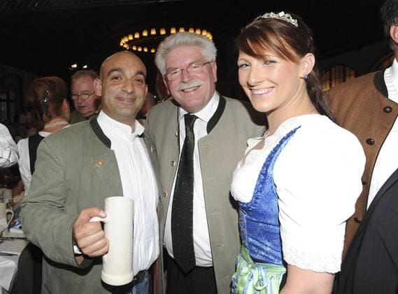 München, anlässlich des Maibockanstiches im Hofbräuhaus: Django Asül, Martin Zeil, Bierkönigin Barbara Hostmann