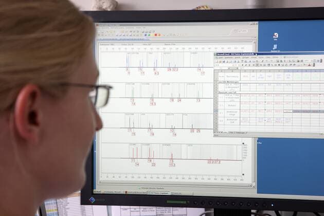Polizei. Landeskriminalamt, LKA, NRW. Kriminaltechnisches Institut, KTI. DNA Analyse. Spurenträger werden auf DNA Spuren untersucht. DNA wird vom Beweismittel extrahiert und für eine Analyse vorbereitet. Anschliessend bestimmt ein Sequenzer die genaue DNA. Diese Information kann dann mit anderen Spuren verglichen werden und in der DNA Datenbank gespeichert und abgeglichen werden. Grafische Darstellung des Ergebnis einer DNA Analyse.