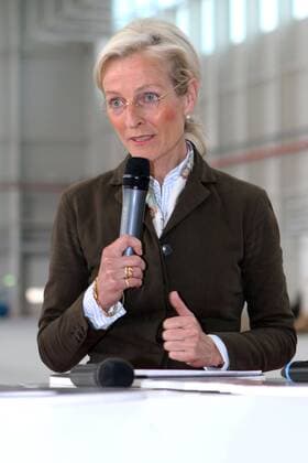 Schlüsselübergabe Wartungshangar des Flughafens Berlin Brandenburg. Sybille von Obernitz ( GER CDU Senatorin für Wirtschaft, Technologie und Forschung in Berlin ) anlässlich der Schlüsselübergabe für den ersten Wartungshangar der Fluggesellschaften Air Berlin und Germania am 07.05.2012 am zukünftigen Flughafen Berlin Brandenburg.