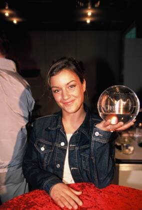 Die Moderatorin Miriam Pielhau mit dem Preis der 1Live Krone am 24.11.2000