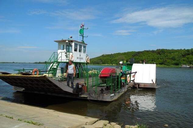 19052012, Märkisch-Oderland Guestebieser Loose: Blick auf die Oder bei der Guestebieser Loose... Mit dem Fahrrad am Grenzfluss Oder bei sommerlichem Wetter am Wochenende unterwegs... Seit einigen Jahren verkehrt hier die erste reguläre Oderfähre ( mit dem Namen OHNE GRENZE ) seit Ende des Zweiten Weltkrieges. Ein unter polnischer Flagge motorisierter Raddampfer fuer Fußgänger, Radfahrer und Autos verbindet hier täglich die Guestebieser Loose und Gozdowice (das ehemalige Guestebiese)..