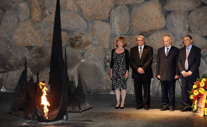 L-R: Ms. Daniela Schadt, German President Joachim Gauck, Israeli President Shimon Peres and Chairman of Yad Vashem Avner Shalev pause during a memorial ceremony in the Hall of Remembrance at the Yad Vashem Holocaust Museum in Jerusalem, May 29, 2012.  JER2012052903