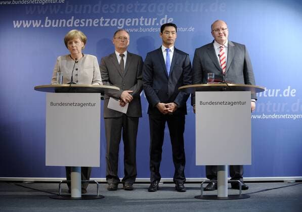 Bundesnetzagentur in Bonn. Pressetermin zum Entwurf des ersten nationalen Netzentwicklungsplans Strom der Übertragungsnetzbetreiber (ÜNB). Foto: v.l.n.r.: Bundeskanzlerin Angela MERKEL, Jochen HOMANN, Präsident der Bundesnetzagentur, Bundeswirtschaftsminister Dr. Philipp RÖSLER und Bundesumweltminister Peter ALTMAIER