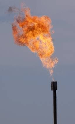 IMAGO Nature: Unsere Erde, Umweltverträgliche Herausforderungen des 21. Jahrhunderts, Fracking A natural gas flame continues burning after drilling finished on the AW water facility at the Niobrara oil shale formation in Weld County, North eastern Colorado on May 30, 2012. Gas and oil companies are using large amounts of water to obtain shale oil and gas in a process called hydraulic fracturing or fracking.  DEN2012053025