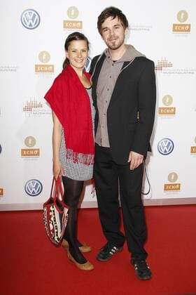 Jonas Burgwinkel mit Freundin Lisa Baum Verleihung des Musikpreises Echo Jazz 2012 in der Gläsernen Manufaktur von Volkswagen, Dresden Foto:xR.xHardex xFuturexImage