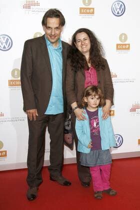 Andre Nendza mit Ehefrau Susanne und Tochter Siri Verleihung des Musikpreises Echo Jazz 2012 in der Gläsernen Manufaktur von Volkswagen, Dresden Foto:xR.xHardex xFuturexImage