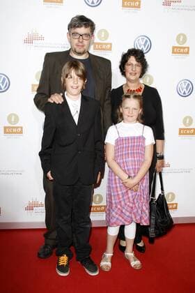Johannes Enders mit Ehefrau Susann Funke, Tochter Paula und Sohn Franz Verleihung des Musikpreises Echo Jazz 2012 in der Gläsernen Manufaktur von Volkswagen, Dresden Foto:xR.xHardex xFuturexImage
