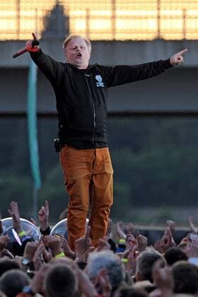Sänger Herbert Grönemeyer ( GER ). Sänger Herbert Grönemeyer ( GER ) während eines Konzertes im Rahmen seiner Schiffsverkehr-Tour am 02.06.2012 vor 20.000 Fans im Ostragehege Dresden.