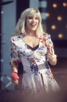 Samantha Fox (Sängerin) 09 91 pp Samantha Fox im September 1991 während der IFA Internationale Funkausstellung in Berlin Großbritannien England britisch britische englisch englische England Frau Musik Musikerin Pop Popmusik Gesang Model Fotomodell Bühne Kulisse Auftritt Show live Messe female british Great Britain England english singer musician hoch halb stehend lächelnd tanzend singend Mikrofon