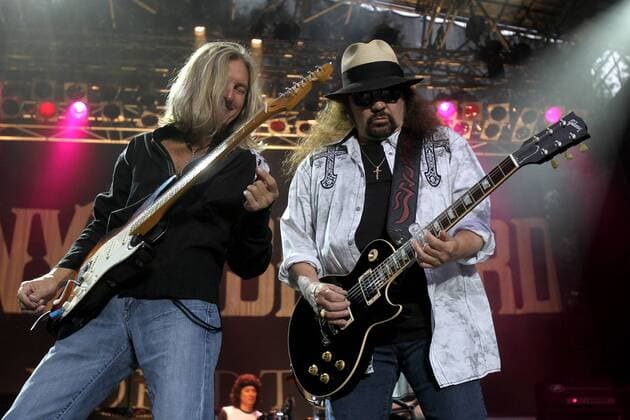 Lynyrd Skynyrd ( USA ). Gitarrist Mark Matejka links und Gitarrist Gary Rossington ( beide USA Lynyrd Skynyrd ) während eines Konzertes im Rahmen ihrer World Tour 2012 am 06.06.2012 auf der Parkbühne Leipzig.