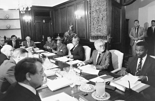 IMAGO History, Ende der Apartheid in Südafrika: 1990-1994 August 1990. South Africa. Constitutional negotiations between the ANC, SACP and the National Party government with Thabo Mbeki and Nelson Mandela. Gallo000030372