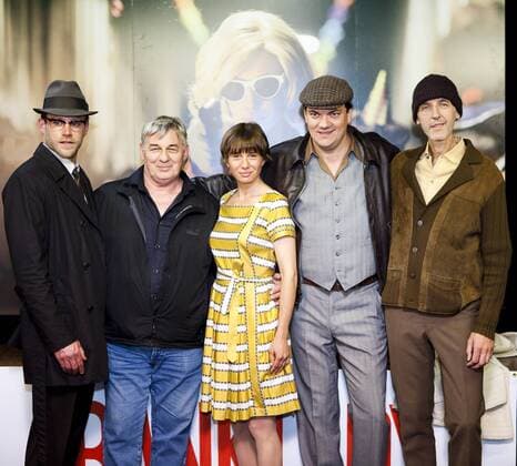 HAMBURG 18.06.2012 Die Schauspieler Ken Duken, Heinz Hoenig, Nadeshda Brennicke, Charly Huebner ( Hübner ) und Andreas Schmidt , (v.l.). Photocall am Filmset des Fernsehfilms Banklady auf der Grossen Freiheit am 18.06.2012 in Hamburg, Germany. Hamburg Film Kino Fernsehfilm Schauspieler Kiez Reeperbahn Grosse Freiheit Großen Freiheit Photocall Dreharbeiten Safari