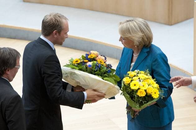 Ministerpräsidentin Hannelore KRAFT, SPD, bekommt die Glückwünsche und einen Blumenstrauss von Christian LINDNER, FDP-Frakionsvorsitzender, Wahl der Ministerpräsidentin im Landtag Nordrhein-Westfalen NRW, Düsseldorf am 20.06.2012, Â