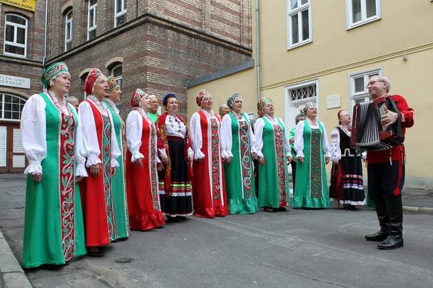 Fete de la Musique - Erfurt Erfurt , 210612 , Fete de la Musique, Musikfestival in der Erfurter Innenstadt im Bild: Chor Regenbogen - russische Volksmusik am Cafe Nerly