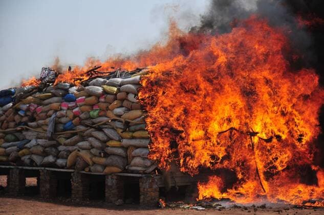 (120626) -- ISLAMABAD, June 26, 2012 (Xinhua) -- Drugs are burned during the burning ceremony marking the International Day Against Drug Abuse and Illicit Trafficking, on the outskirts of Islamabad, capital of Pakistan, June 26, 2012. About 2,500 kilograms of drugs were burned during the ceremony organized by the anti-narcotics force in Islamabad on Tuesday. (Xinhua Ahmad Kamal) (dtf) PAKISTAN-ISLAMABAD-DRUG BURNING CEREMONY 