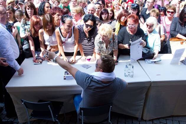 Sänger Menowin Fröhlich (GER) - Kurzauftritt und Autogrammstunde im City Carre Magdeburg am 4.07.2012