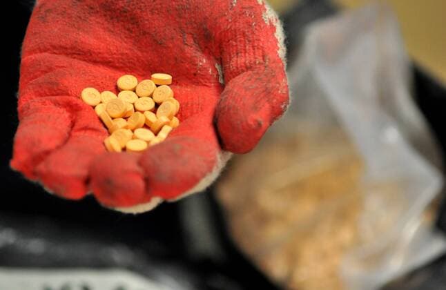 (120709) -- KUALA LUMPUR, July 9, 2012 (Xinhua) -- A Malaysian customs officer displays newly seized Erimin 5 pills during a press conference in Port Klang near Kuala Lumpur, Malaysia, July 9, 2012. Malaysian customs announced the seizure of nearly three million Erimin 5 pills estimated at around 58 million ringgit (around 18 million USD) on Monday. (Xinhua Chong Voon Chung) (zy) MALAYSIA-DRUGS-SEIZURE 