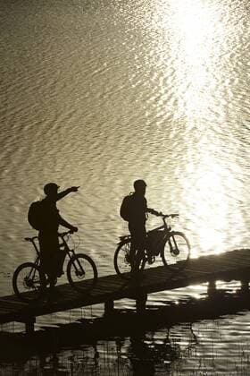 Radfahrer mit Elektro-Fahrrädern auf Badesteg, Klostersee Schloss Seeon, Chiemgau, Oberbayern, Bayern, Deutschland, Europa iblnex02288832