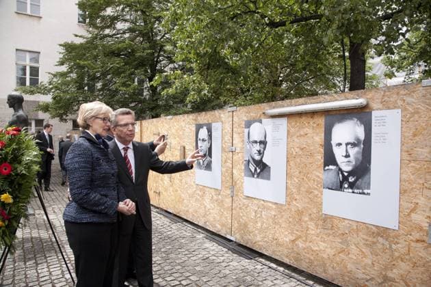 Berlin, den 20.07.2012 68. Jahrestag des Attentats- und Umsturzversuchs gegen Hitler durch Claus Schenk Graf von Stauffenberg - Bundesregierung gedenkt der Ermordeten des Widerstands gegen die nationalsozialistische Gewaltherrschaft mit einer Feierstunde im Ehrenhof des Bendlerblocks Foto: Bundesverteidigungsminister Dr. Thomas de Maiziere, CDU und seine Ehefrau Martina, im Ehrenhof des Bendlerblocks.