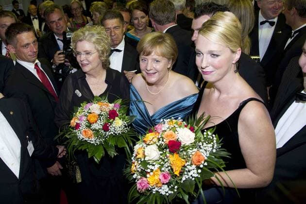 Bundeskanzlerin Angela MERKEL (Mitte) mit den Festivalleiterinnen Katharina Wagner (rechts) und Eva Wagner-Pasquier - Staatsempfang anlässlich der Eröffnung der Bayreuther Richard Wagner Festspiele - Neues Bayreuther Schloss.