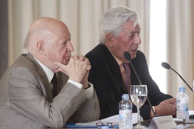 Mario Vargas Llosa and Jorge Edwards presented in the circle of fine arts, the statement called for harmony. In the picture on the left Jorge Edwards on the right Mario Vargas Llosa. July 25, 2012.  (20120725015)