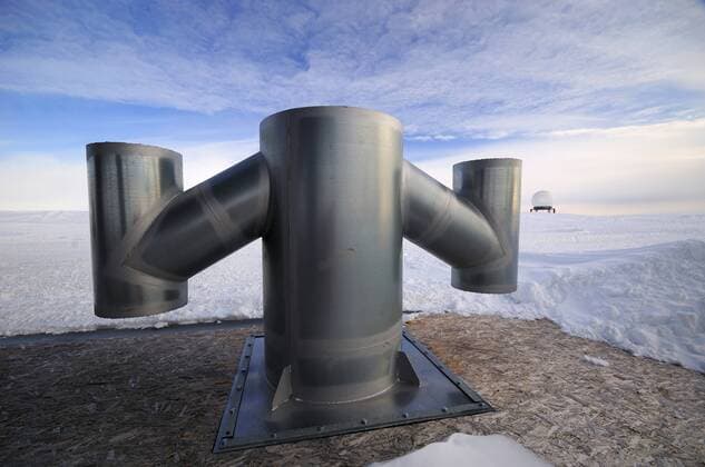 Belueftungsrohre der deutschen Antarktis-Forschungsstation Neumayer 3, Antarktis Ventilation of the German Antarctic research station Neumayer 3, Antarctica BLWS311161