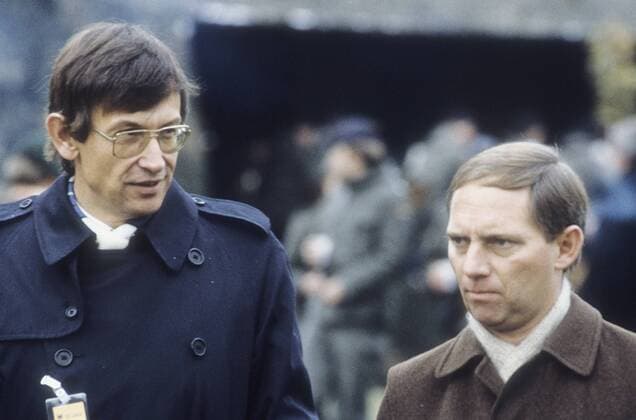 Heinz Riesenhuber und Wolfgang Schäuble (re.) 11 85 stroe Mann Politiker Politik Partei CDU Forschungsminister Minister Ministerium Forschung dunkelhaarig kurzhaarig leger Mantel Schal stehend draussen halb quer Gespräch NATO-Übungsplatz Bergen bei den Feierlichkeiten 30 Jahre Bundeswehr Feier Jubiläum Jubiläumsfeier dreißig dreißigjähriges Bestehen