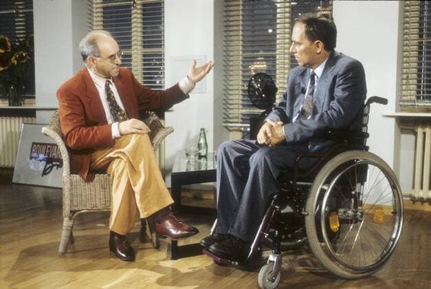 Alfred Biolek (li.) mit Dr. Wolfgang Schäuble 08 91 az Alfred Biolek (li.) und Wolfgang Schäuble im August 1991 in Boulevard Bio , ARD WDR Deutschland deutsch deutscher Mann Politik Minister MdB Rollstuhl CDU Politiker Männer Moderation Moderator Autor Fernsehen german politician host presenter tv quer ganz sitzend neutral sprechend gestikulierend