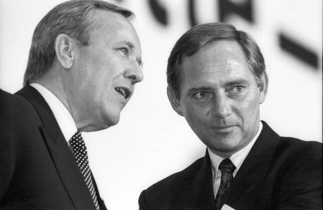 Walter Wallmann (li.) mit Wolfgang Schäuble 09 89 hör Walter Wallmann (li.) und Wolfgang Schäuble im September 1989 beim CDU-Bundesparteitag in Bremen Partei Parteitag Deutschland deutsch deutscher Mann Politik Umweltminister Oberbürgermeister Frankfurt Frankfurter Minister MdB Männer german politician politicians quer Portrait close up Profil stehend sprechend Gespräch neutral sw