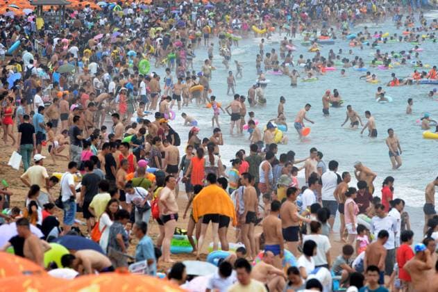 (120804) -- QINGDAO, Aug. 4, 2012 (Xinhua) -- Tourists are seen at the No. 1 bathing beach in Qingdao, east China s Shandong Province, Aug. 4, 2012. As typhoon Damrey left the city, the bathing beach in Qingdao reopened to public on Saturday, which attracted many tourists. (Xinhua Li Ziheng) (zhs) CHINA-QINGDAO-TYPHOON-LEFT (CN) 