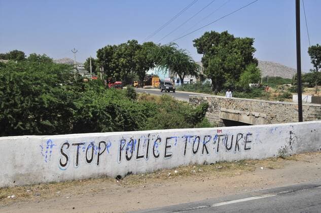 Schriftzug Stop Police Torture an einer Mauer - Pushkar, Indien ThierryBreton Panoramic 