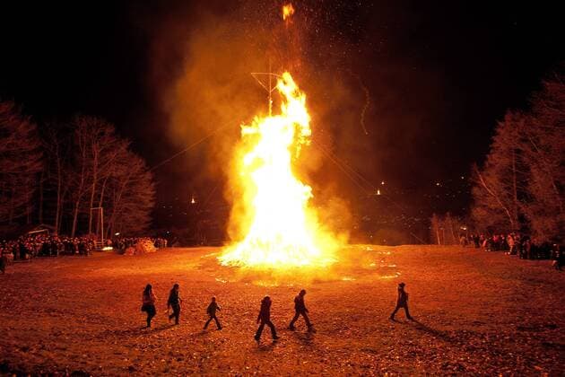 zahlreiche Menschen stehen um ein grosses Osterfeuer versammelt, Deutschland, Nordrhein-Westfalen, Sauerland, Attendorn a lot of people standing around a big Easter fire, Germany, North Rhine-Westphalia, Sauerland, Attendorn BLWS303282