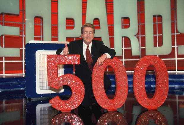 Frank Elstner posiert hinter einer grossen 500 bei der 500. Sendung Jeopardy in Köln